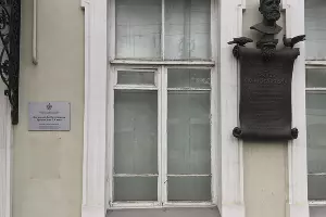 На особняке Трахова (Мира, 61, лит. А, Б) есть памятная доска, где указана бывшая мечеть (Мира, 61, лит. З) &copy;&nbsp;Фото Александра Гончаренко, Юга.ру