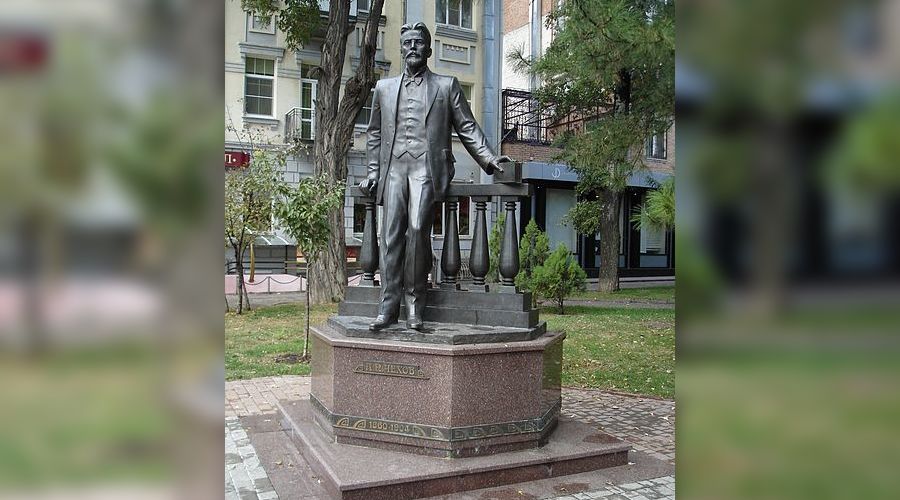 Памятник А.П.Чехову в Ростове-на-Дону © Фото с сайта wikipedia.org