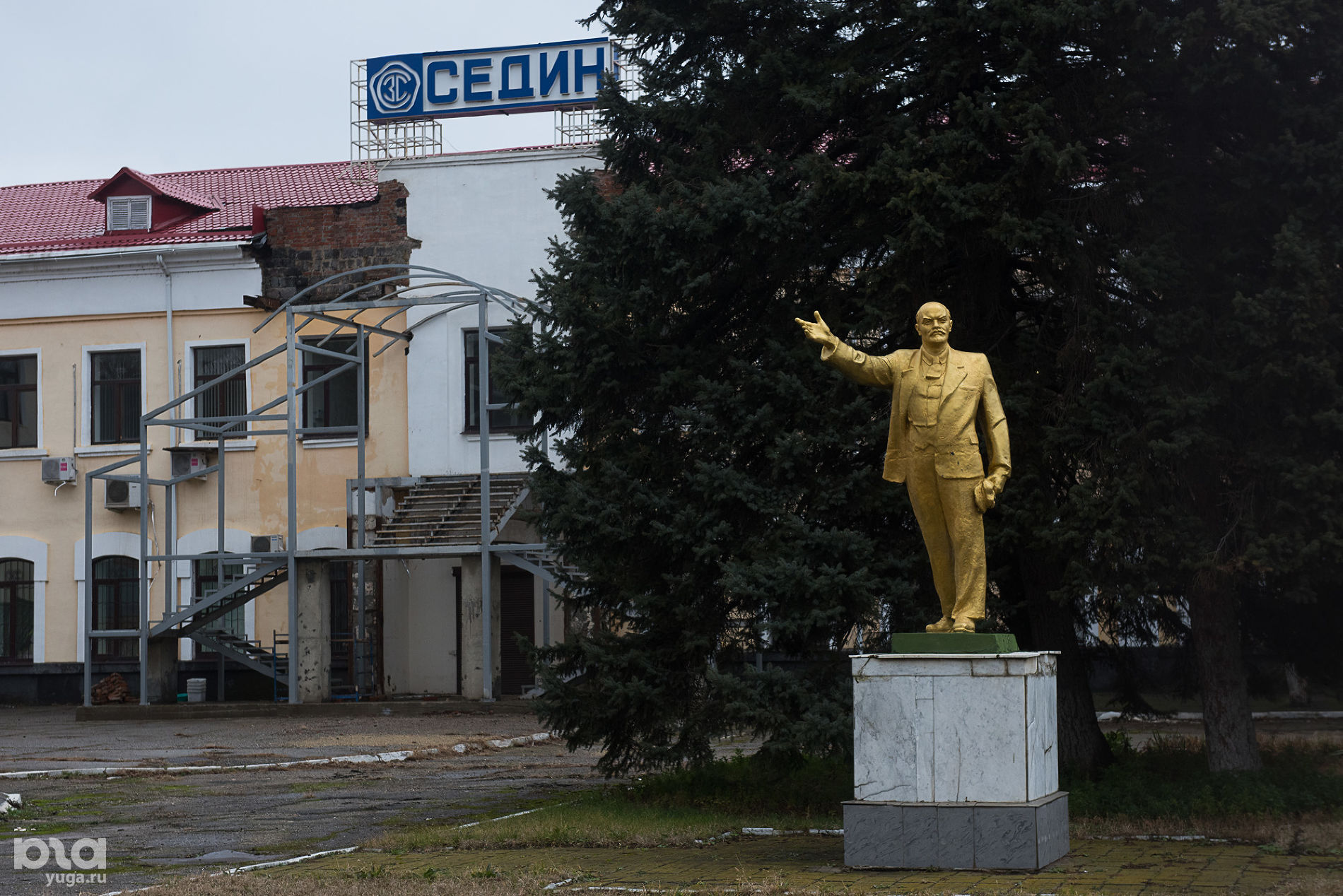 Памятник Ленину на территории завода «Седин» © Фото Елены Синеок, Юга.ру