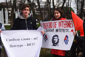 Митинг протеста в Вишняковском сквере  Краснодара © Фото Елены Синеок, Юга.ру