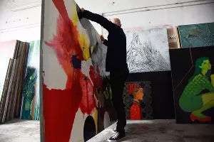 В мастерской Игоря Михайленко &copy;&nbsp;Фото Елены Синеок, Юга.ру