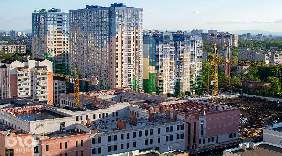 Достроенный 16-этажный дом на Карякина, 5к1 и построенные рядом с ним 21-этажные корпуса 2 и 3 © Фото Александра Гончаренко, Юга.ру