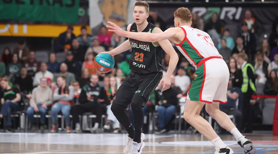 Владислав Емченко из «Локомотива-Кубань» обороняется против Антона Карданахишвили из «Уралмаша», 29 апреля 2025 г. &copy;&nbsp;Фото предоставлено пресс-службой Единой лиги ВТБ, Vtb-league.com