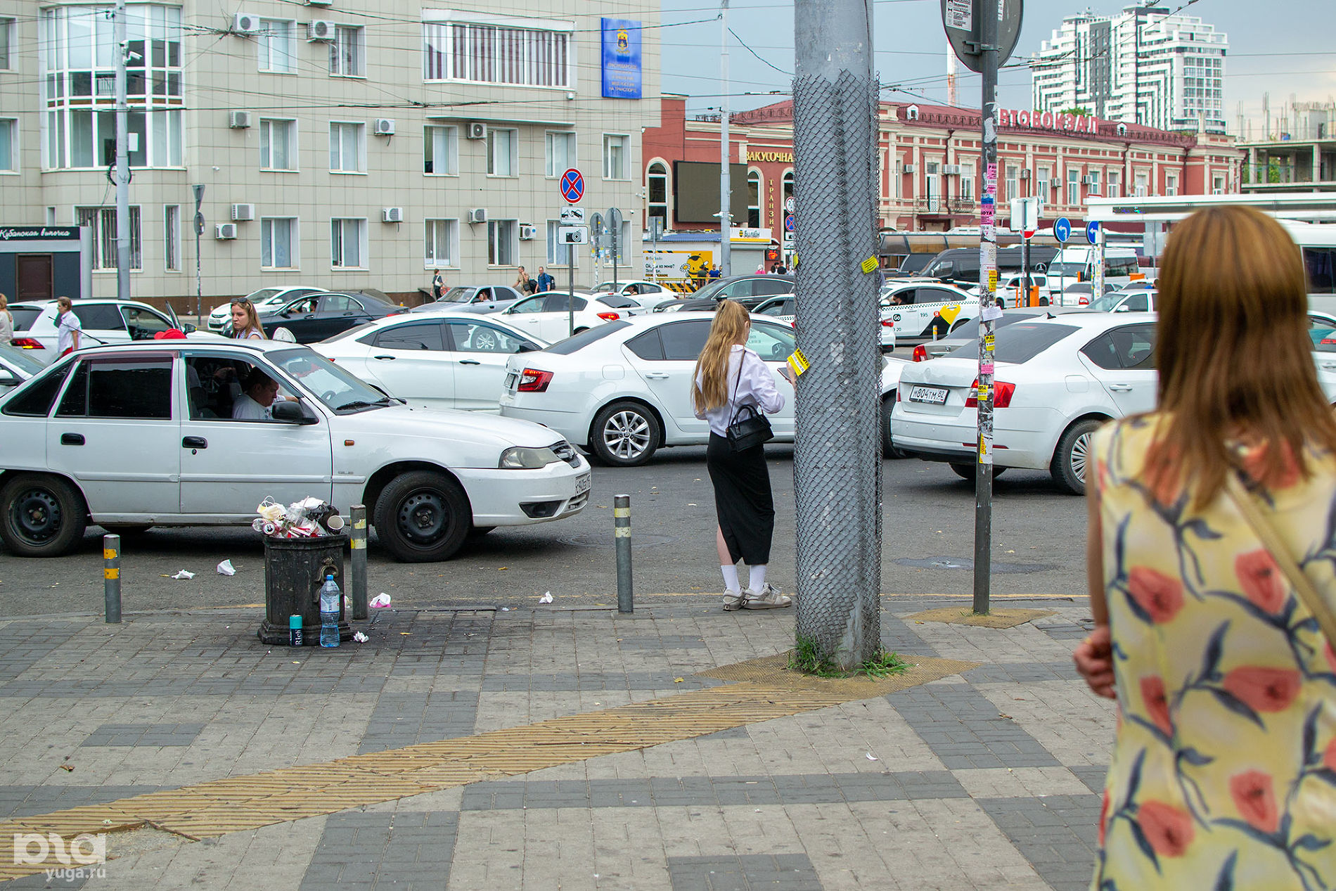 Место для остановки машин у троллейбусного кольца, здесь же большинство людей выходят из ж/д вокзала © Фото Александра Гончаренко, Юга.ру