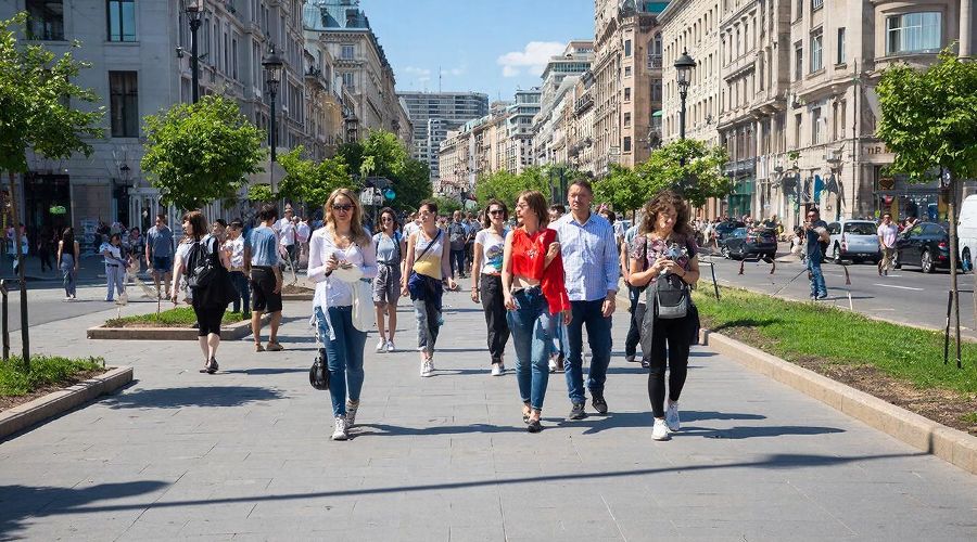 люди &copy;&nbsp;Изображение сгенерировано нейросетью Gigachat