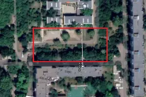 На выделенной красным зоне собираются построить три блока общежития. Расстояние между зданием КубГУ и ближайшим домом — около 55 метров &copy;&nbsp;Скриншот спутниковой карты google.com/maps, графика Юга.ру