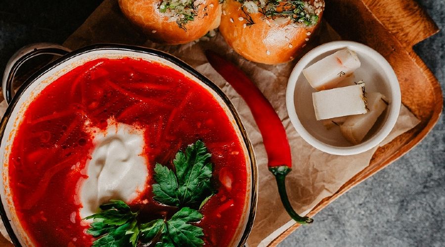 Борщ с пампушками и домашним салом &copy;&nbsp;Фотография предоставлена пресс-службой гастрономического комплекса &laquo;Красная Поляна&raquo;