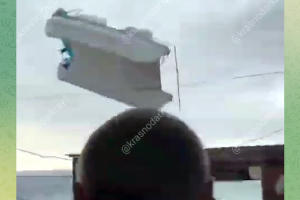 Унесенный ветром катамаран на пляже Агоя, 3 августа 2025 г. © Скриншот видео телеграм-канала «Краснодар и край», t.me/krasnodarkray1