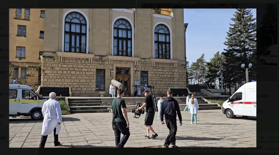 Фото со съемок 12-го сезона медицинской драмы «Склифосовский» в Кисловодске &copy;&nbsp;Скриншот фото из телеграм-канала &laquo;Все дороги ведут в Склиф&raquo;