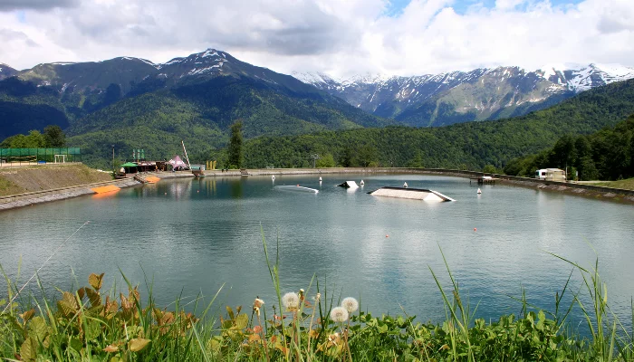 Верхнее озеро на велопешеходной тропе «Озерный траверс» курорта «Роза Хутор» &copy;&nbsp;Фото Марины Солошко, Юга.ру