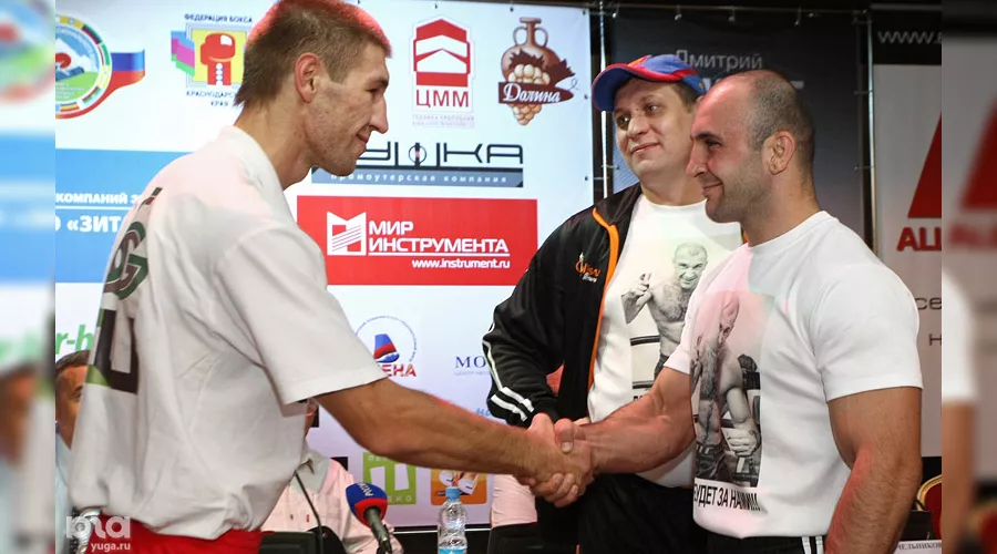 Процедура взвешивания перед поединком Д.Пирога и Г.Мартиросяна &copy;&nbsp;Влад Александров. ЮГА.ру