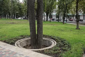 Отреставрированный парк перед кинотеатром "Аврора" &copy;&nbsp;Михаил Ступин, ЮГА.ру