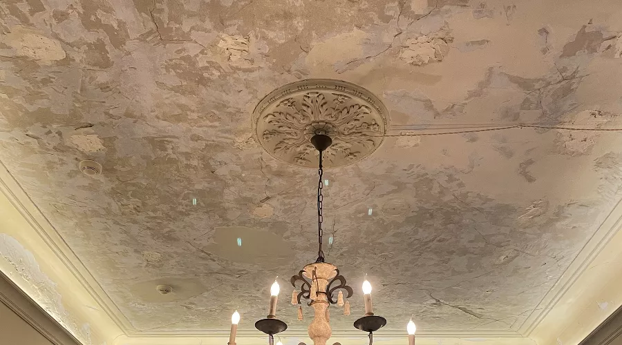 Потолок в кофейне на улице Горького &copy;&nbsp;Фото Динара Бурангулова