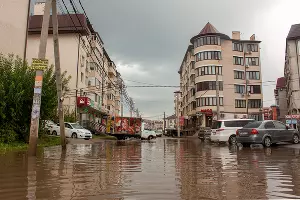 Последствия ливня на улице Московской &copy;&nbsp;Фото Дмитрия Пославского, Юга.ру