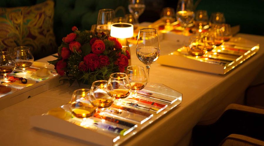 Сервировка стола в ресторане «Брунелло», г. Сочи © Фото с сайта brunellosochi.ru