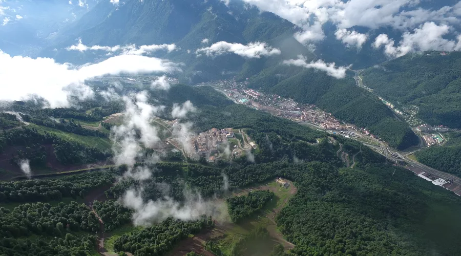 Вид с новой панорамной площадки курорта «Горки Город» &copy;&nbsp;Фото пресс-службы курорта &laquo;Горки Город&raquo;