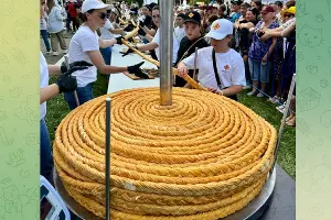 Сыр «косичка» длиной 189 метров незадолго до съедения гостями XIII Фестиваля адыгейского сыра  &copy;&nbsp;Скриншот публикации в телеграм-канале Мурата Кумпилова, t.me/muratkumpilov