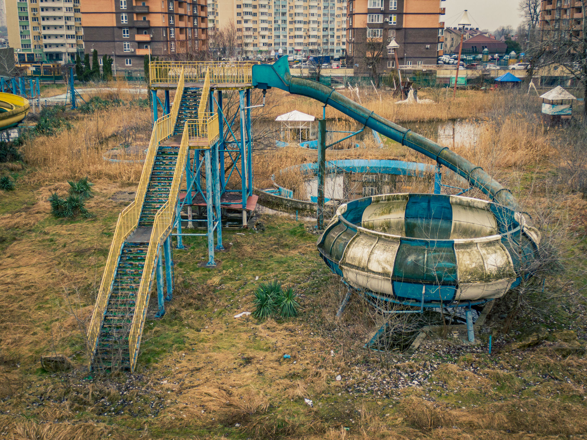 Аттракцион «Камикадзе» в заброшенном авкапарке «Экватор» © Фото Антона Быкова, Юга.ру