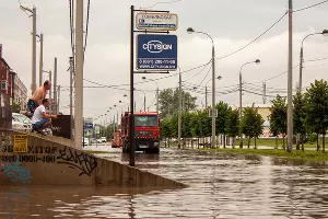 Последствия ливня на улице Московской &copy;&nbsp;Фото Дмитрия Пославского, Юга.ру