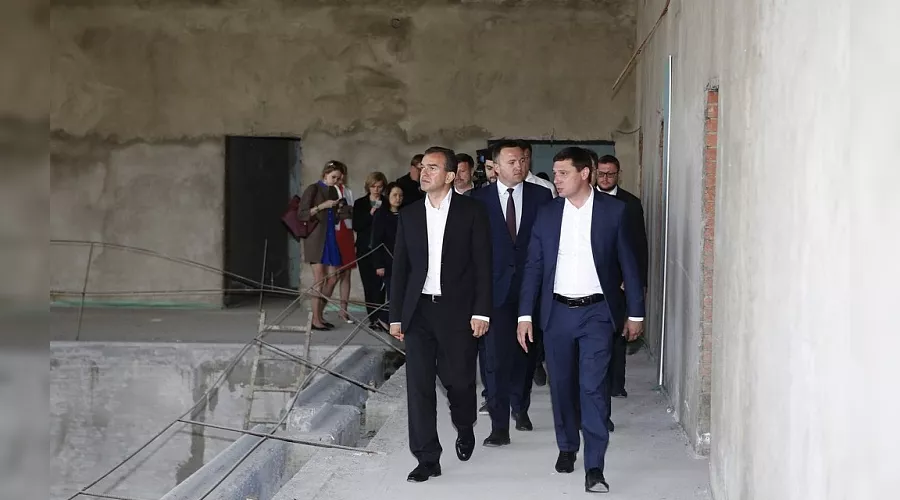 Вениамин Кондратьев и Евгений Первышов в недострое в Юбилейном микрорайоне &copy;&nbsp;Фото пресс-службы администрации Краснодарского края