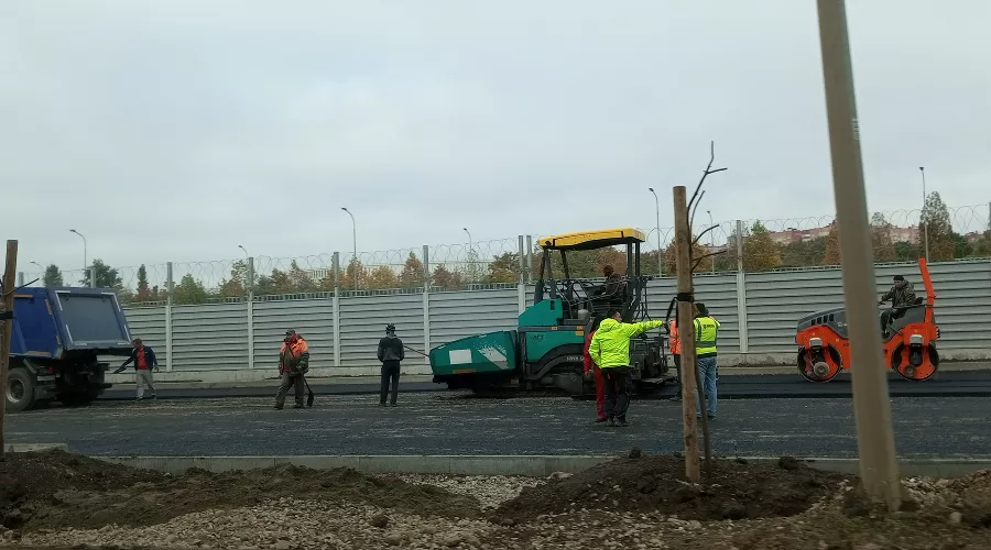 Укладка асфальта на новой парковке парка «Краснодар» &copy;&nbsp;Андрей Малеваный Юга.ру