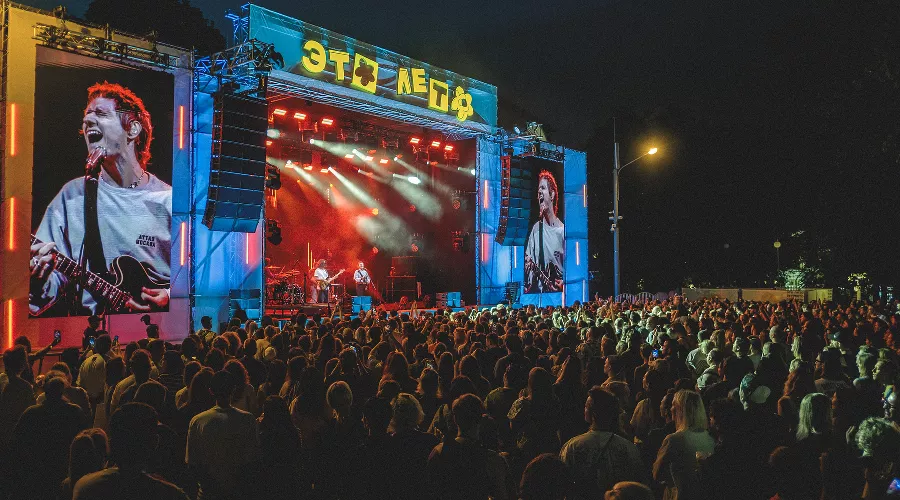 Группа «Сироткин» выступает на фестивале «Это лето», 2024 год, Москва &copy;&nbsp;Автор Keesoonee, изображение доступно по лицензии Creative Commons