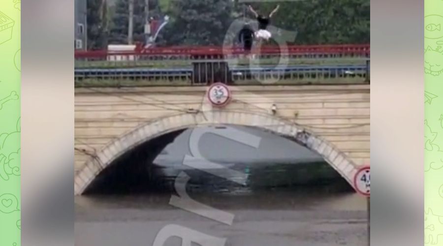 Армавирская молодежь развлекается, ныряя с железнодорожного моста в затопленную улицу Кирова © Скриншот видео в телеграм-канале «ЧП Армавир», T.me/armavir