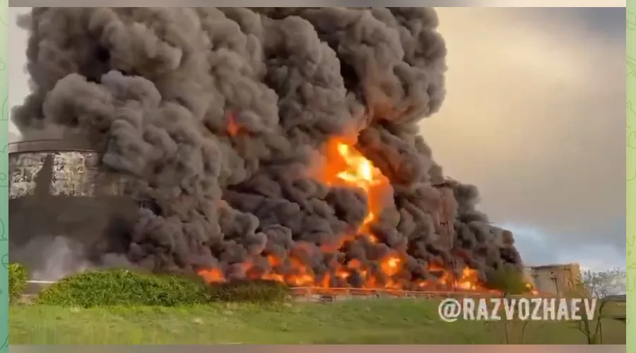 Пожар на нефтебазе в Севастополе, 29 апреля 2023 г. &copy;&nbsp;Скриншот видео телеграм-канала &laquo;РаZVожаев&raquo;, T.me/s/razvozhaev