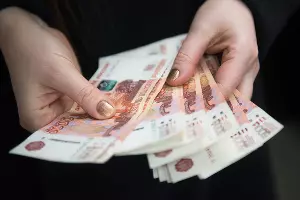 Деньги в руках &copy;&nbsp;Фото Елены Синеок, Юга.ру