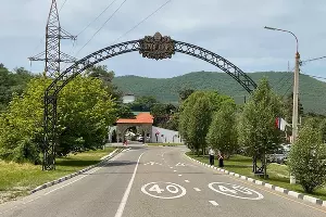 Арка, вместо которой появится новый арт-объект  &copy;&nbsp;Скриншот фото с сайта курорта &laquo;Абрау-Дюрсо&raquo;