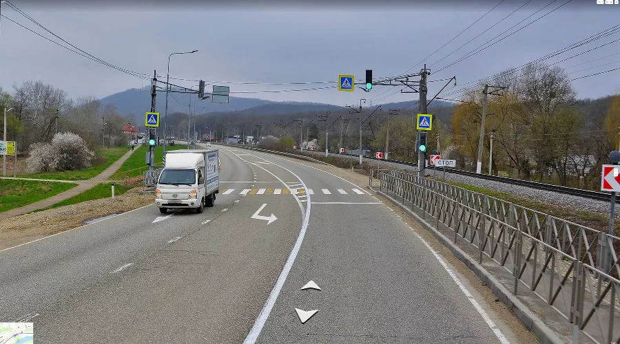 Пешеходный переход между центром Горячего Ключа и микрорайоном Заречье &copy;&nbsp;Скриншот yandex.ru/maps