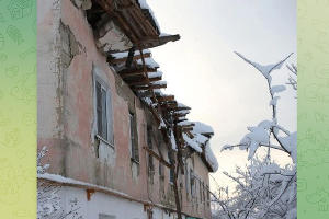Дом с обрушившейся от снега крышей в поселке Степном Белореченского района &copy;&nbsp;Скриншот публикации в телеграм-канале &laquo;Белореченск Онлайн&raquo;, T.me/belorechensk_online