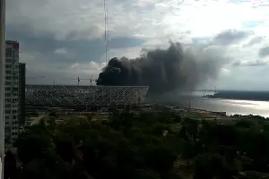 Пожар на стройке «Волгоград Арены» &copy;&nbsp;Скриншот видео из канала Goals & Highlights в YouTube