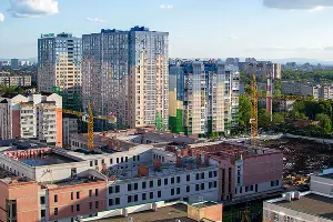 Достроенный 16-этажный дом на Карякина, 5к1 и построенные рядом с ним 21-этажные корпуса 2 и 3 &copy;&nbsp;Фото Александра Гончаренко, Юга.ру