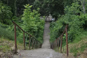 Лестница к воротам предприятия на адыгейском берегу &copy;&nbsp;Фото Марины Солошко, Юга.ру