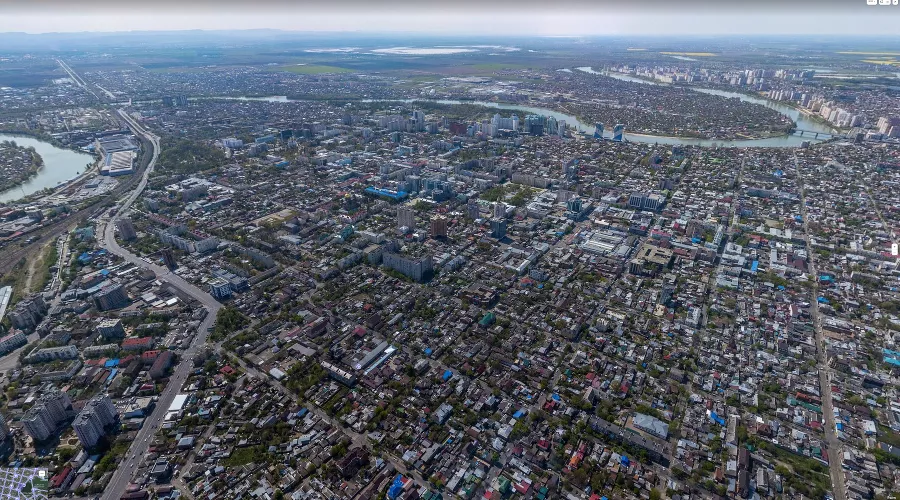 Вид от Покровского озера на центр Краснодара, реку Кубань, Яблоновский и Тургеневские мосты и поселок Яблоновский и аул Новая Адыгея &copy;&nbsp;Скриншот панорамы yandex.ru/maps 2020 года