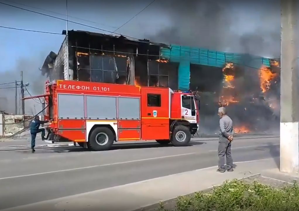 Пожар в краснодаре вчера. Пожар на гидрострое краснодар сегодня. Уральская 95 краснодар горели склады. Пожар в краснодаре сейчас. Пожар фото.