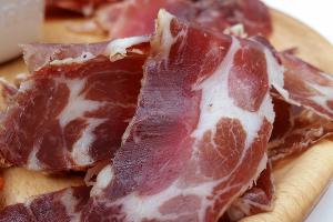 Хамон — испанский сыровяленый свиной окорок © Фото с сайта pixabay.com