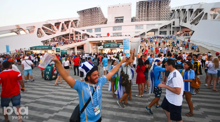 Фанаты перед победным матчем Уругвая на стадионе «Фишт» &copy;&nbsp;Фото Елены Синеок, Юга.ру