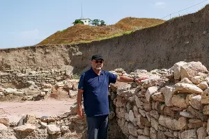 Владимир Кузнецов и прямая &laquo;греческая&raquo; кладка &copy;&nbsp;Фото Юли Шафаростовой, Юга.ру