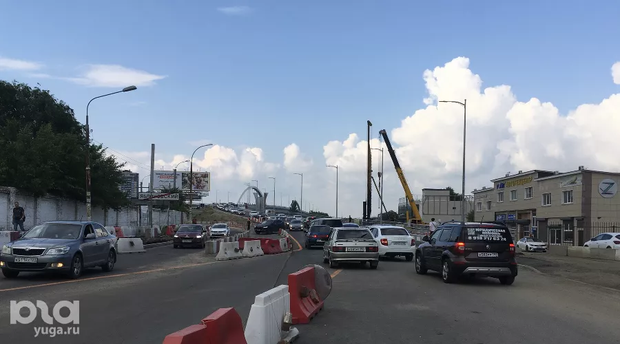 Обстановка возле нового Яблоновского моста в 16:47 &copy;&nbsp;Фото Александра Гончаренко, Юга.ру