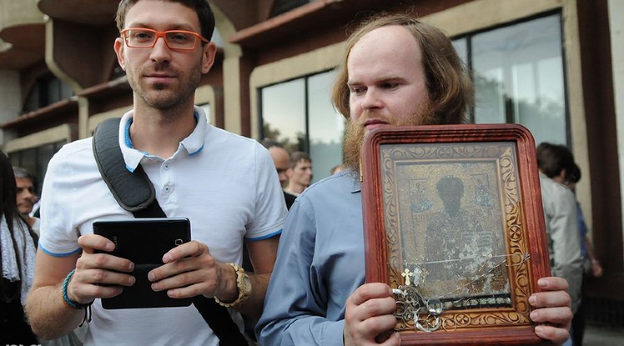 Акция протеста против Марата Гельмана перед открытием выставки Icons © Елена Синеок. ЮГА.ру