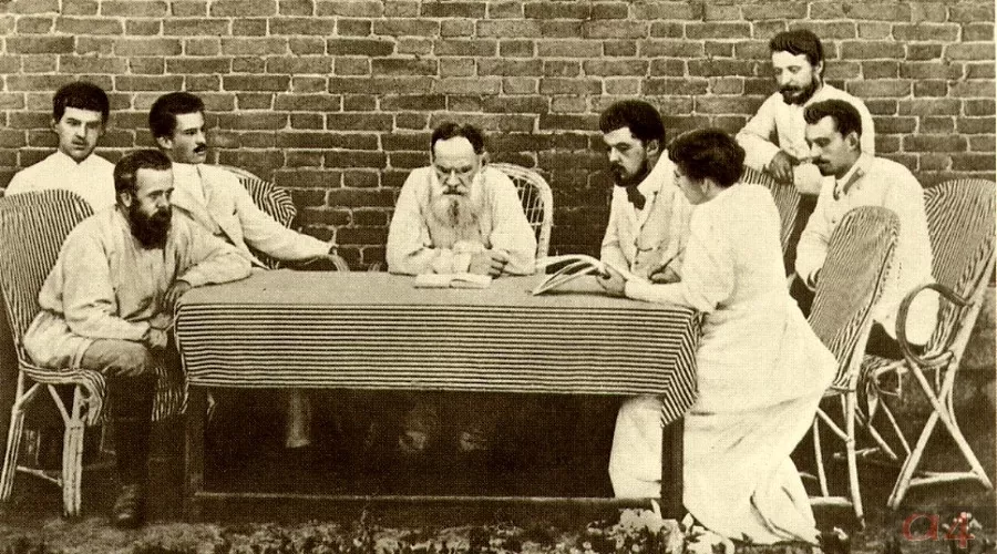 Лев Толстой и его помощники составляют списки крестьян, нуждающихся в помощи &copy;&nbsp;Изображение является общественным достоянием