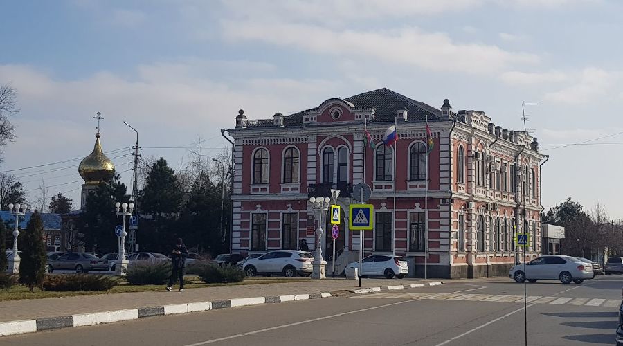Здание администрации Полтавского сельского поселения. Слева купол часовни-памятника © Фото Нины Шилоносовой