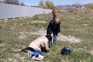 Специалисты и жители находят растения после прополки &copy;&nbsp;Фото местных жителей