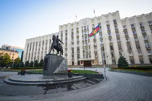 Здание администрации Краснодарского края  &copy;&nbsp;Елена Синеок, ЮГА.ру