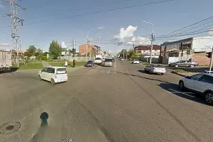 Перекресток Российской и Солнечной. Полосу, с которой автомобили едут налево, целиком отдали под левый поворот. Ближайший видимый пешеходный переход ликвидирован &copy;&nbsp;Скриншот с сайта Google.com