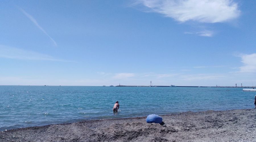 Пляж «Маяк» в Сочи, 6 мая 2021 года © Иолина Грибкова, Юга.ру