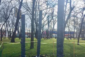 Установка скульптуры Виктора Линского &laquo;Столпы&raquo; &copy;&nbsp;Фото Юга.ру