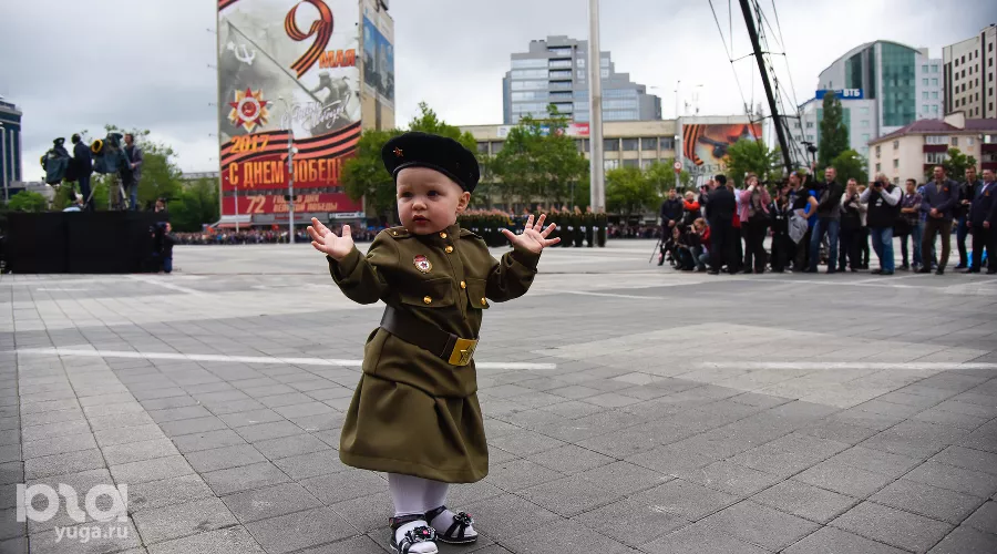 Парад Победы на Театральной площади в Краснодаре &copy;&nbsp;Фото Елены Синеок, Юга.ру